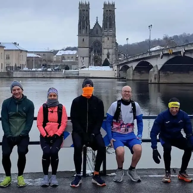 renforcement musculaire en groupe encadrer par un coach sportif