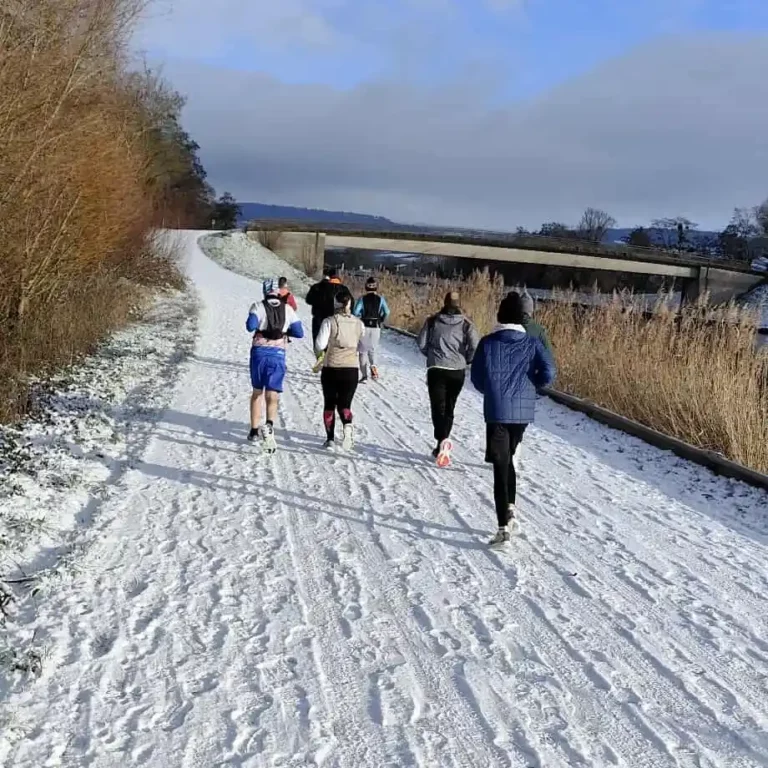 course à pied en groupe avec un coach sportif